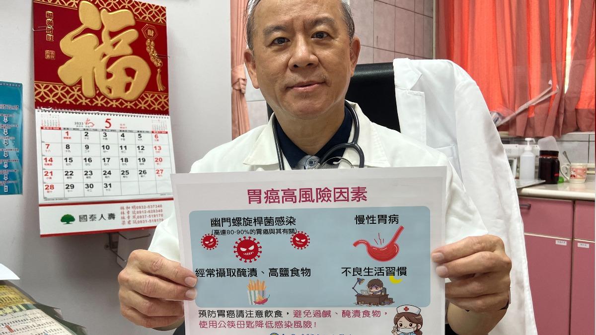 賴大豊說明胃癌高風險因素。(圖/大甲李綜合醫院提供)