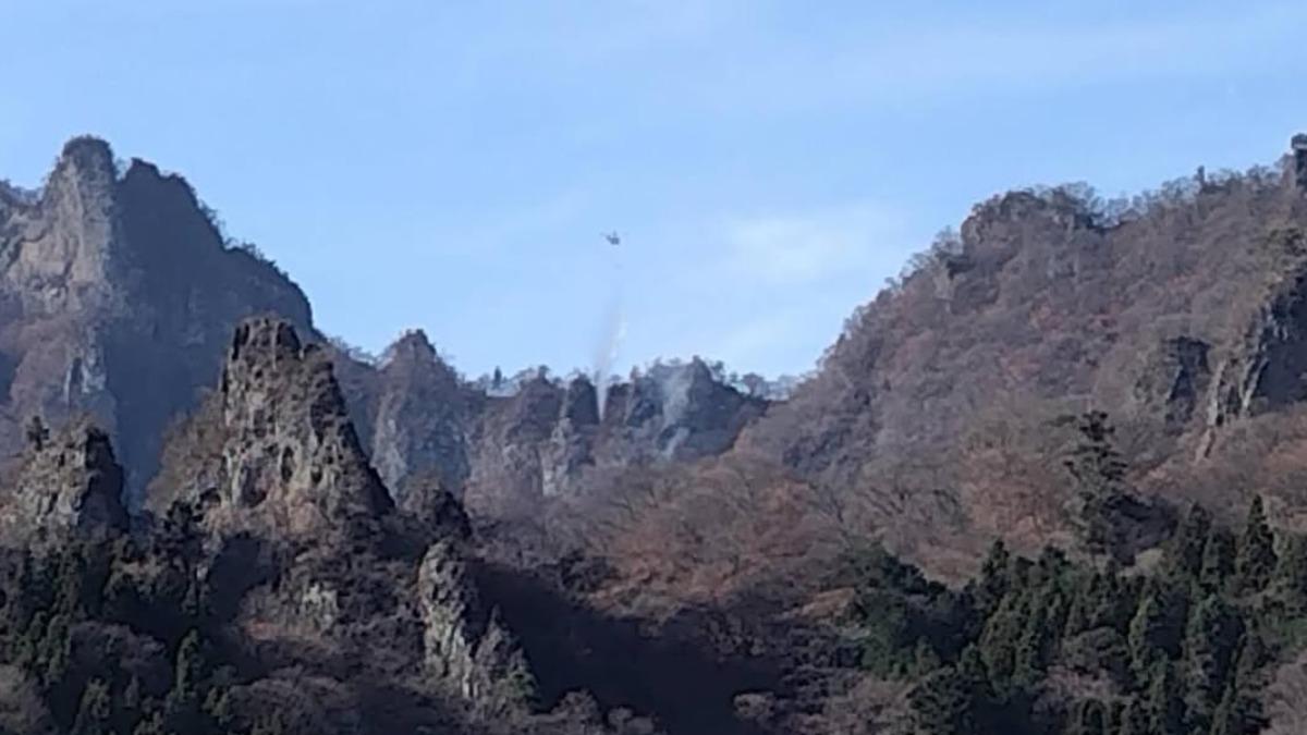 日本三大名勝之一的「妙義山」發生火災,消防出動直升機進行滅火作業。(圖/翻攝IG @myogi_visitor_center_)