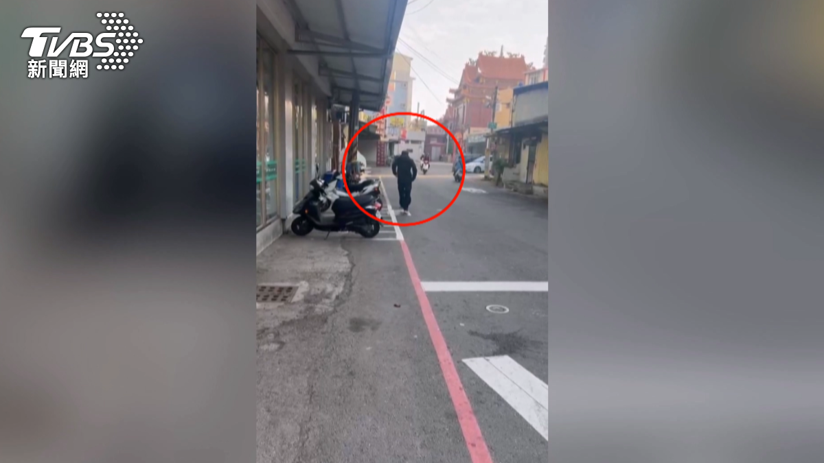 嫌犯在犯案後,快跑離開現場。(圖/民眾提供)
