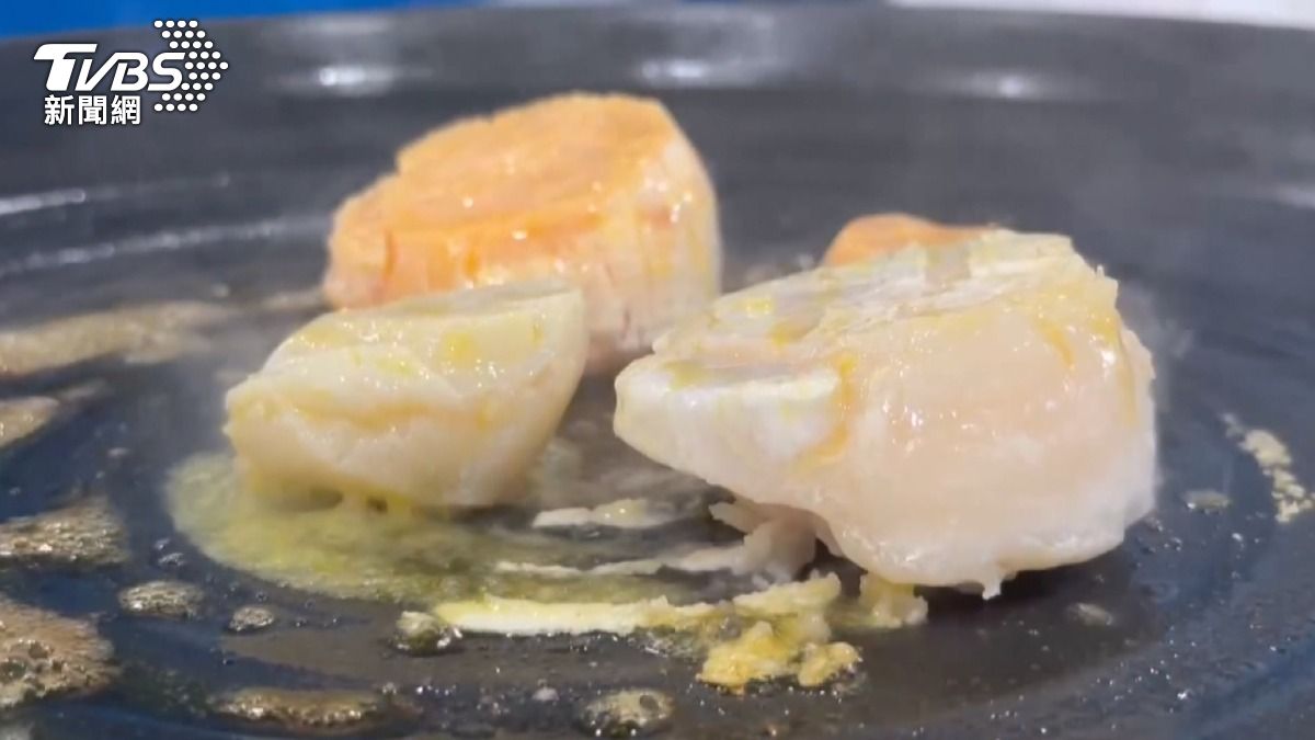 這類干貝可以生食或輕微炙燒保留原味。(圖／TVBS)