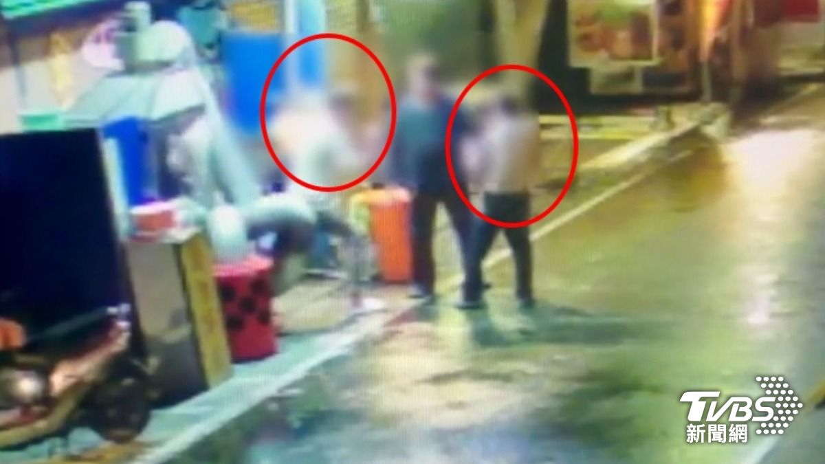 新店卡拉OK店前格鬥賽，親如手足為錢爆打。（圖／TVBS）