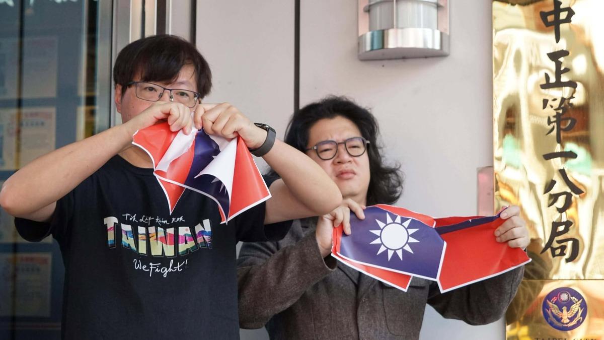 光復節撕國旗惹議!基進黨主席警局前再撕 高喊「這不代表台灣」