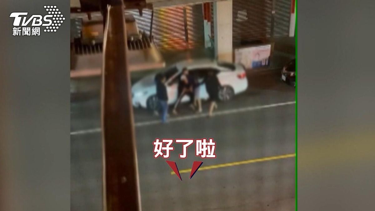 債務糾紛淪暴力討債!大甲男遭「刀砍14公分」樓梯滿是血跡。(圖/民眾提供)