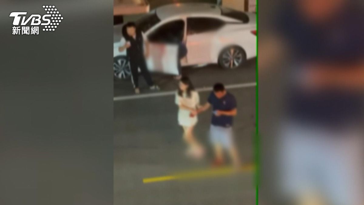 31歲王姓男子右前臂遭砍傷,傷口長達14公分。(圖/民眾提供)