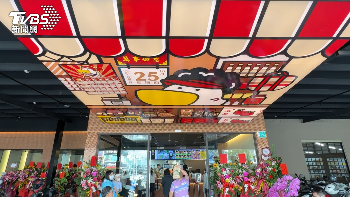 南霸天速食店全新形象曝光,鵜鶘變視力表,地板跳格子超吸睛。(圖/TVBS)