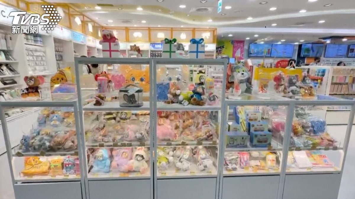 高雄的知名百貨內也有日本人氣選物品牌店展示近2000樣話題商品,包括文具、美妝到各種IP周邊,琳琅滿目。(圖/TVBS)