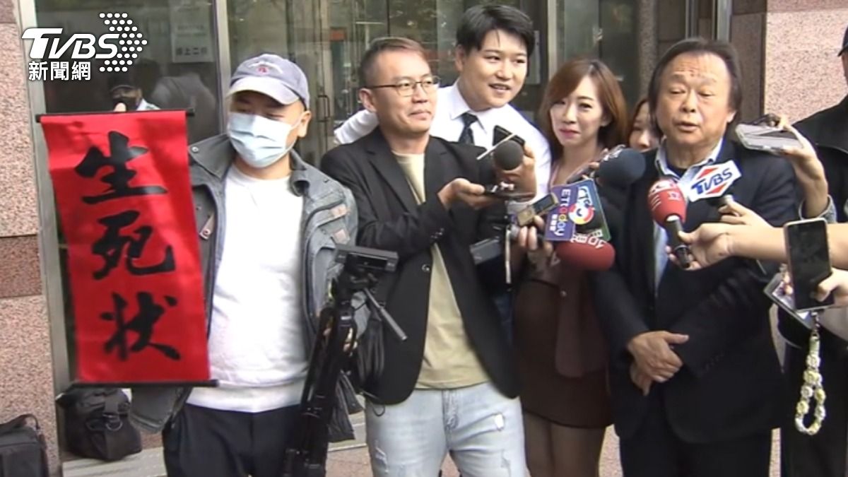 新黨秘書長游智彬帶著生死狀要民進黨立委王世堅簽署。（圖／TVBS）