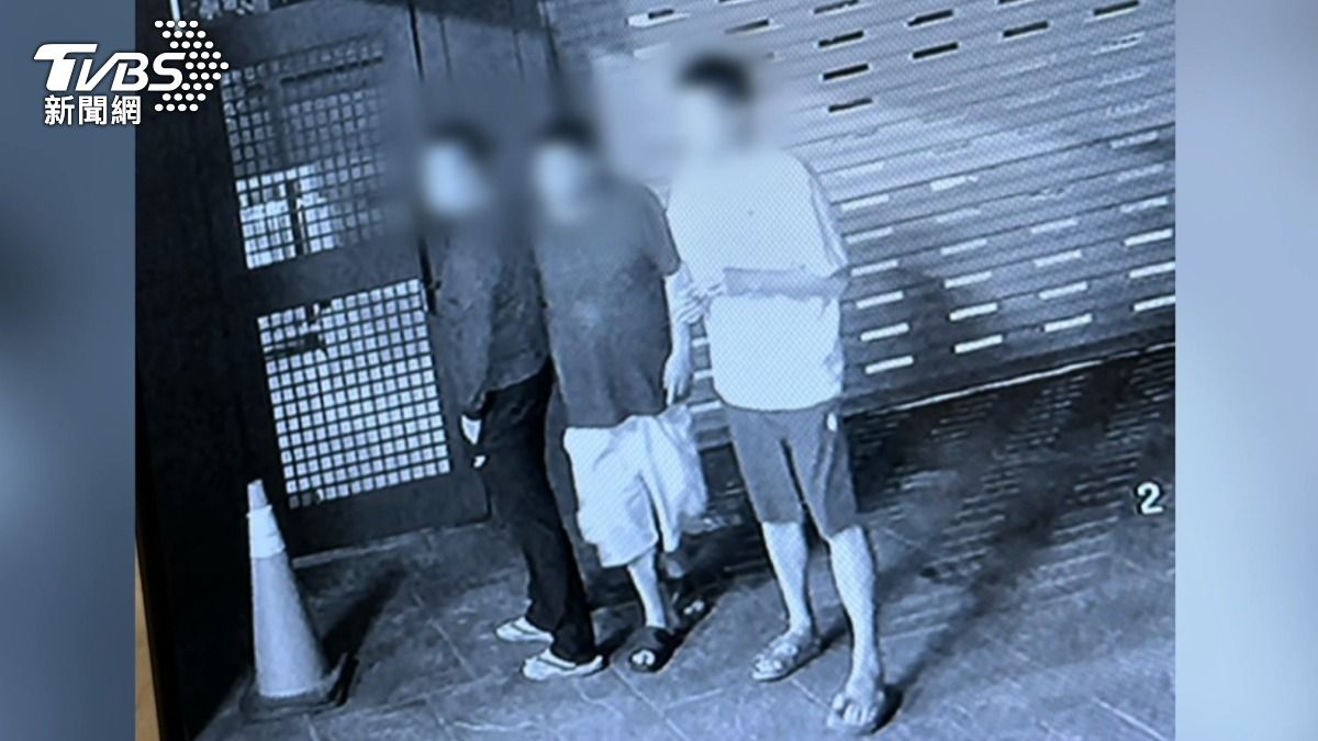 畫面拍攝到三名男子出現在張姓女子家門口,張女指控這些人長期威脅他們一家三口。(圖/民眾提供)