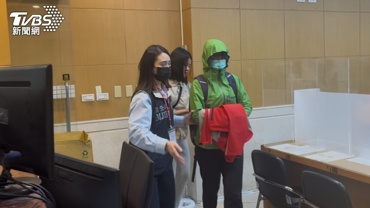 檢警調拘提被告傅女到案。(圖/潘千詩攝)