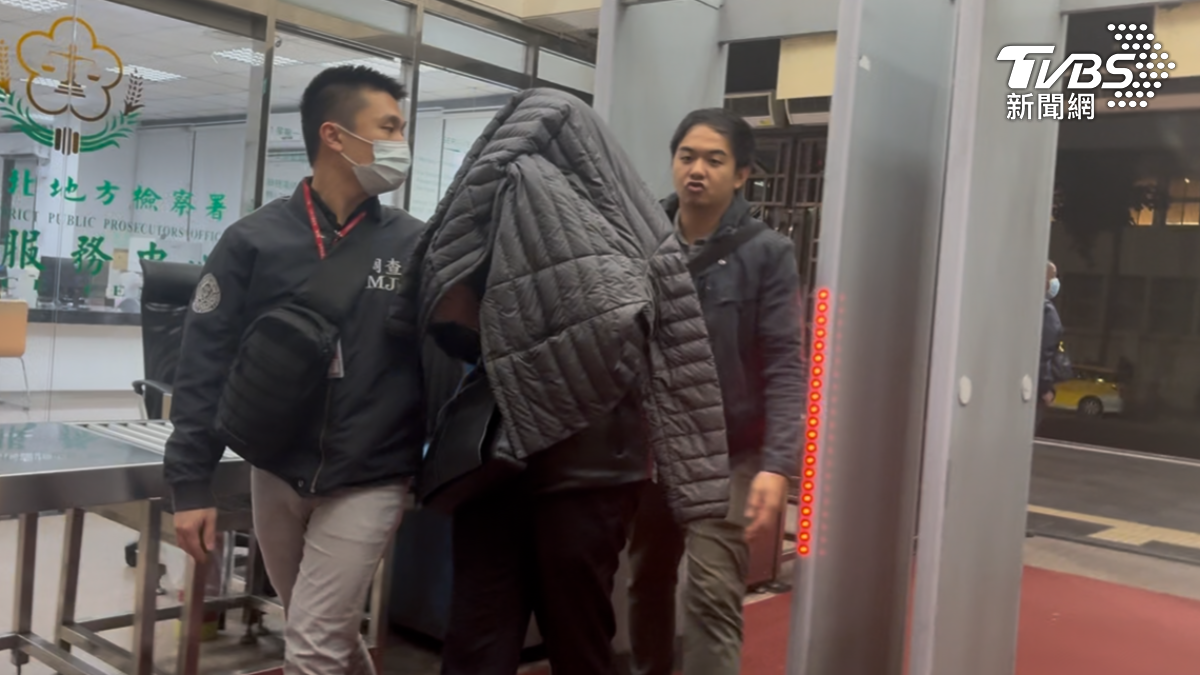 檢警調拘提被告吳男到案。(圖/潘千詩攝)