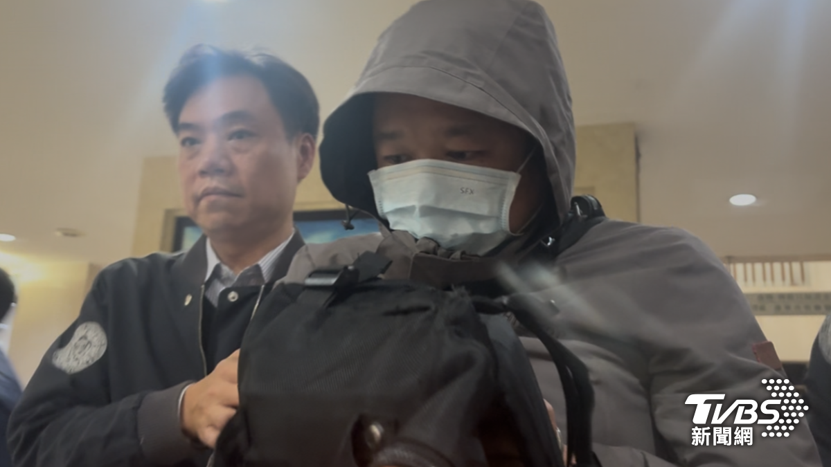 檢警調拘提被告許男到案。(圖/潘千詩攝)