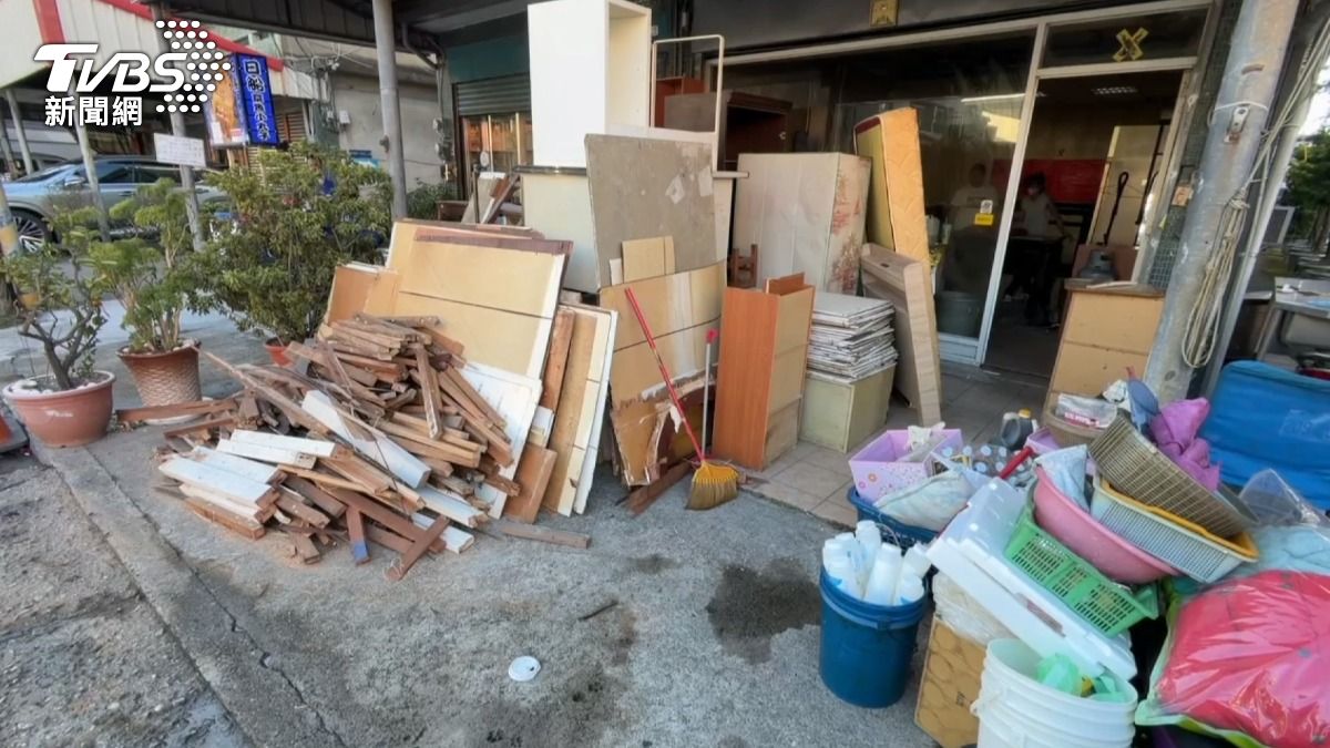 本來是被欠錢的這個開在這裡,換這個人頂讓又欠他錢,現在又換回來,換他欠他錢落跑。(圖/TVBS)