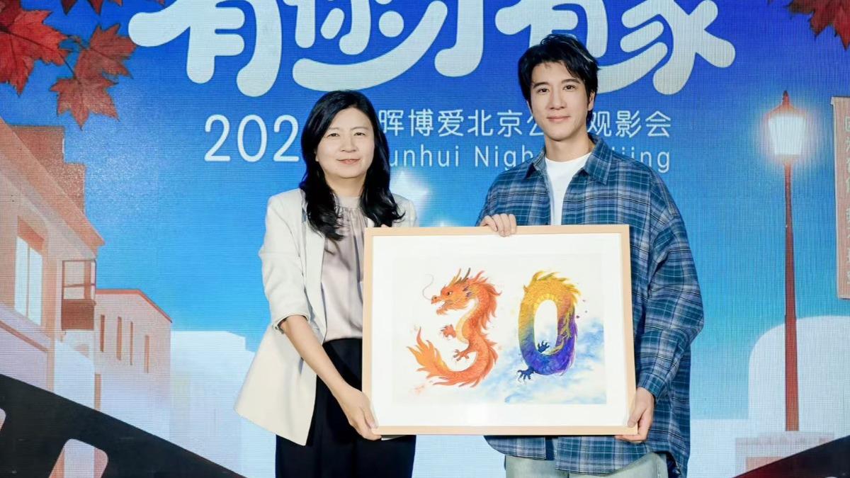 王力宏昨出席公益活動,收到孩童的禮物感動不已。(圖/西東音樂提供)