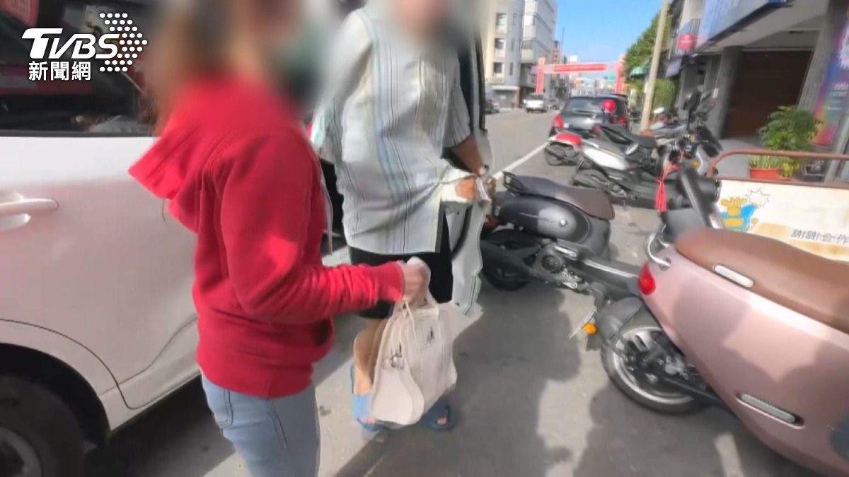 受傷的王姓男子頭部纏著紗布，右手因傷勢較重而固定在襯衫內。(圖／TVBS)