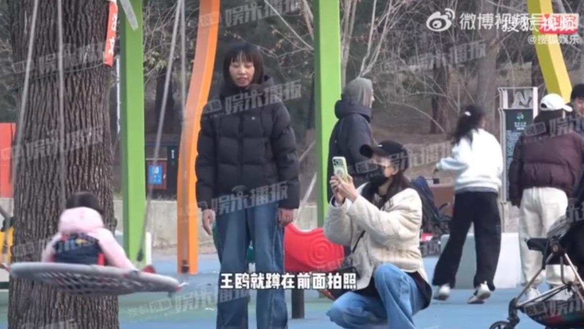 王鷗幫女童拍照，神情流露母愛。（圖／翻攝自搜狐娛樂微博）