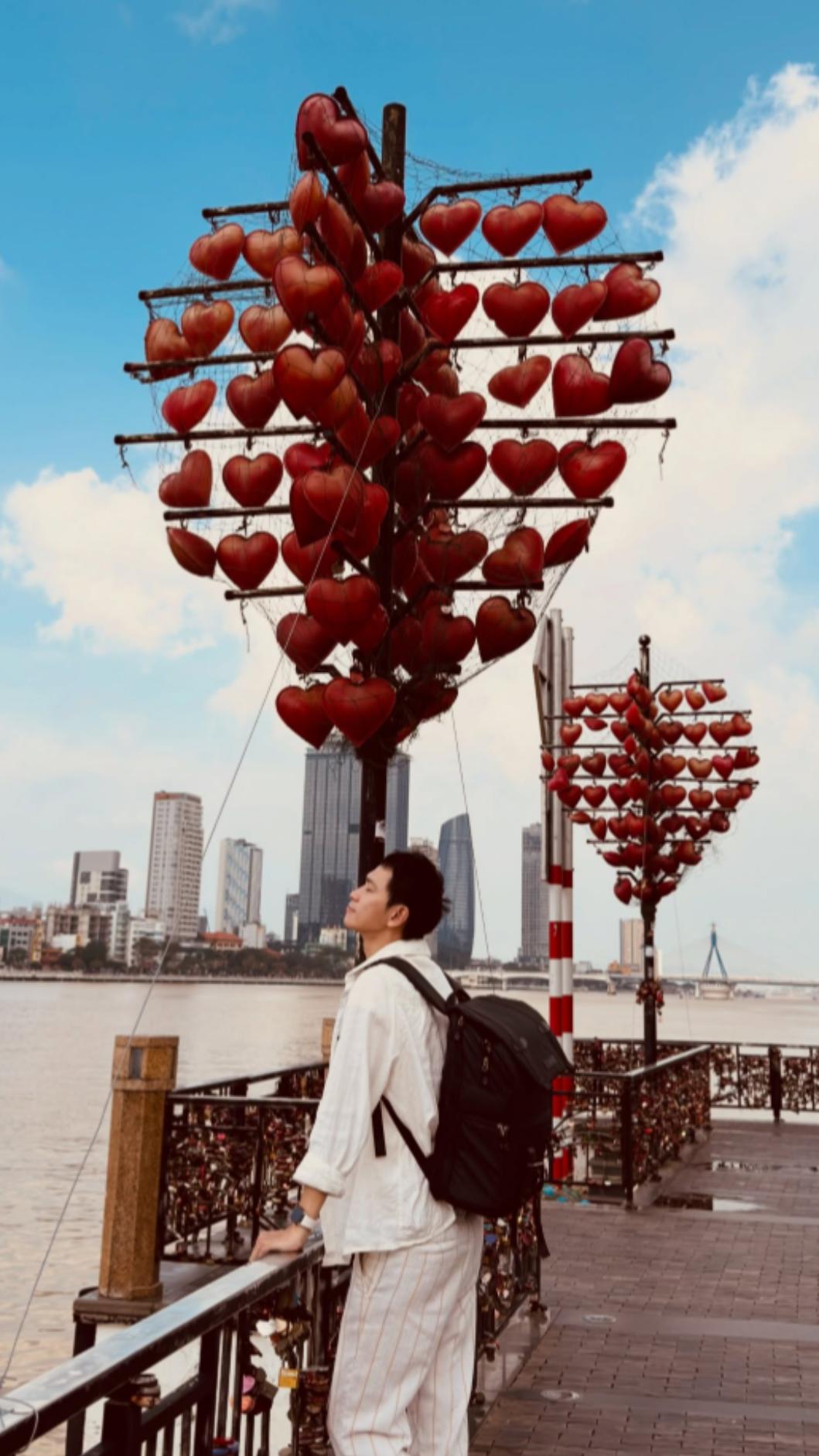 Andy在越南與地陪互動熱絡、宛如情侶,讓Andy直呼找回戀愛的感覺。(圖/翻攝自IG@andy1994x)