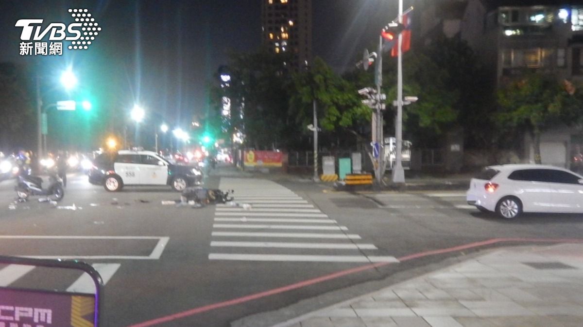 林女開車沿山西路東向直行，但她行經路口崇德路與山西路口時，疑似闖紅燈。（圖／TVBS）