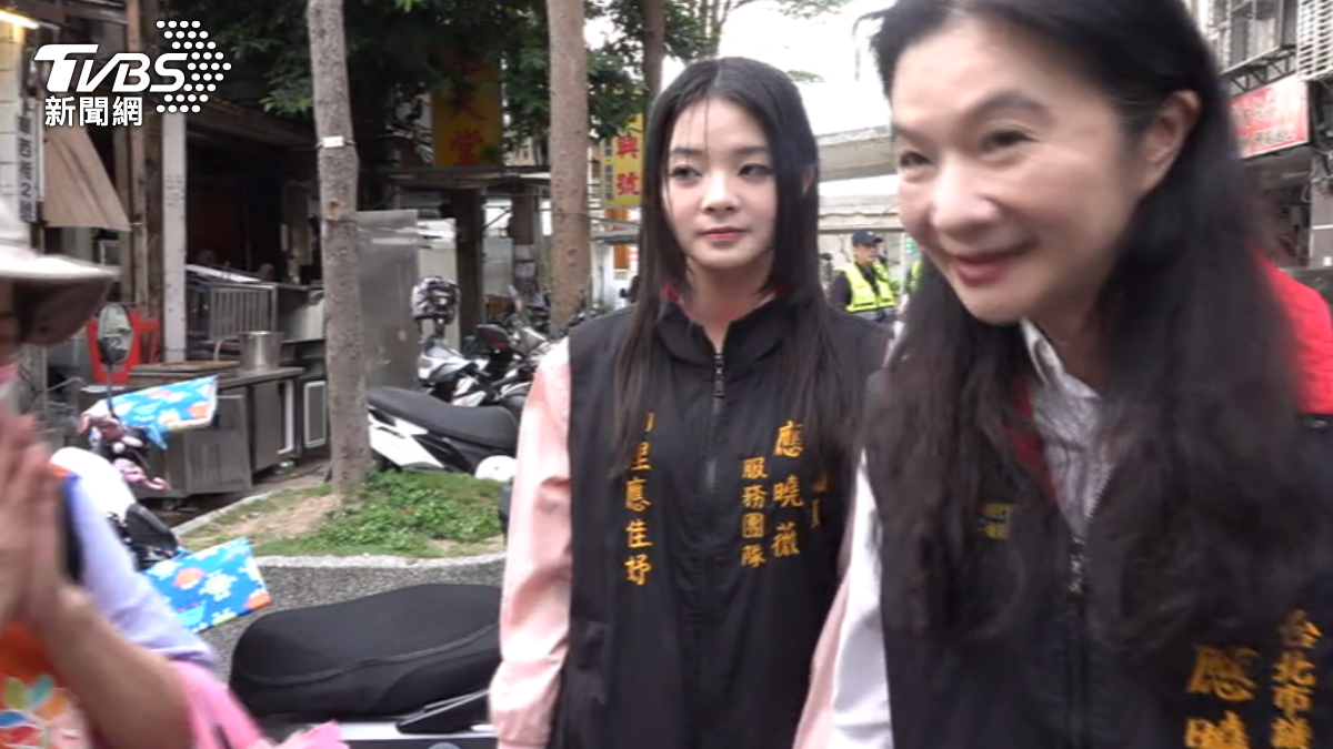 應曉薇身陷官司仍拚傳承,帶女兒應佳妤勤走基層。(圖/TVBS)