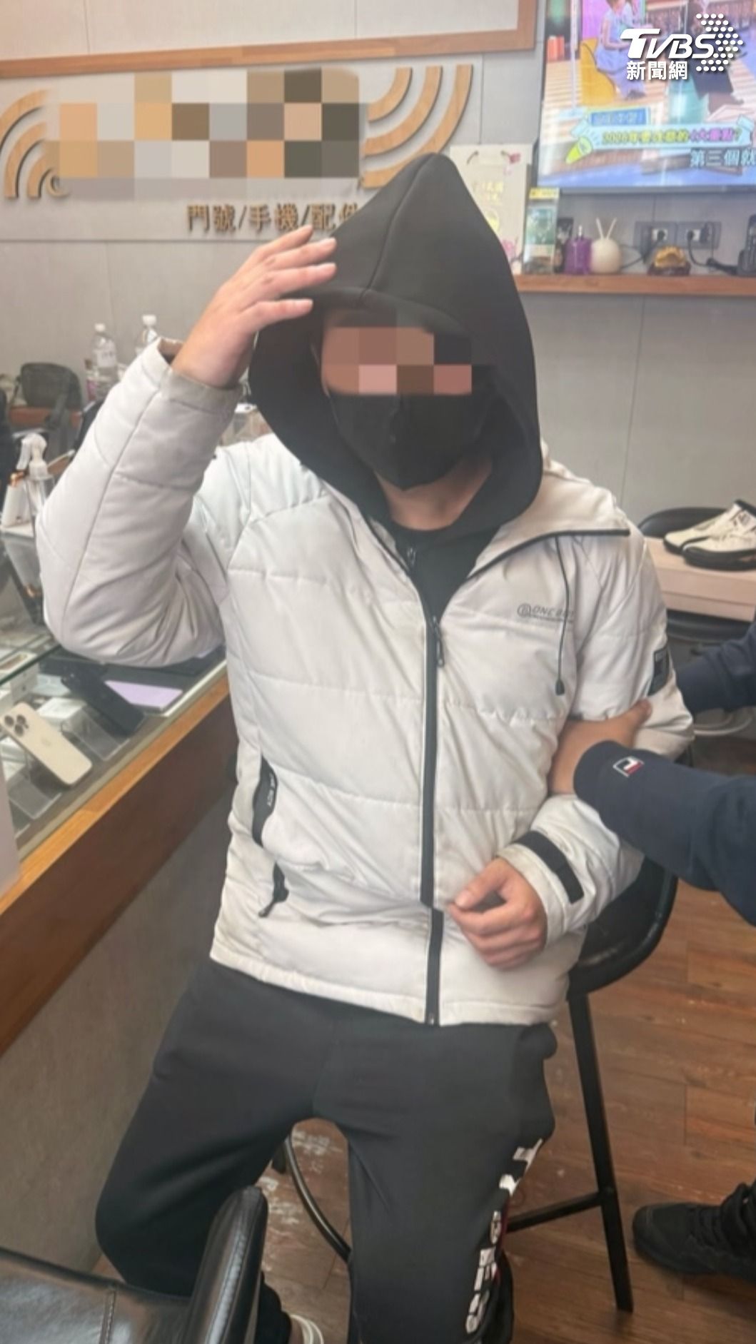 劉嫌第一天偷路邊手機，第二天偷店內手機，第三天穿同外套在附近徘徊遭鎖定。（圖／TVBS）