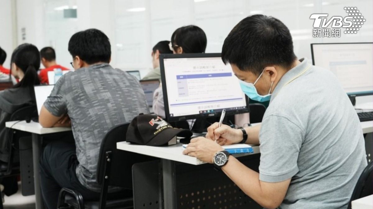 旭榮的智慧方案(Intellicon)透過實作教學帶領現場同仁實際撰寫提示詞、訓練與測試 Agent。(圖/TVBS)