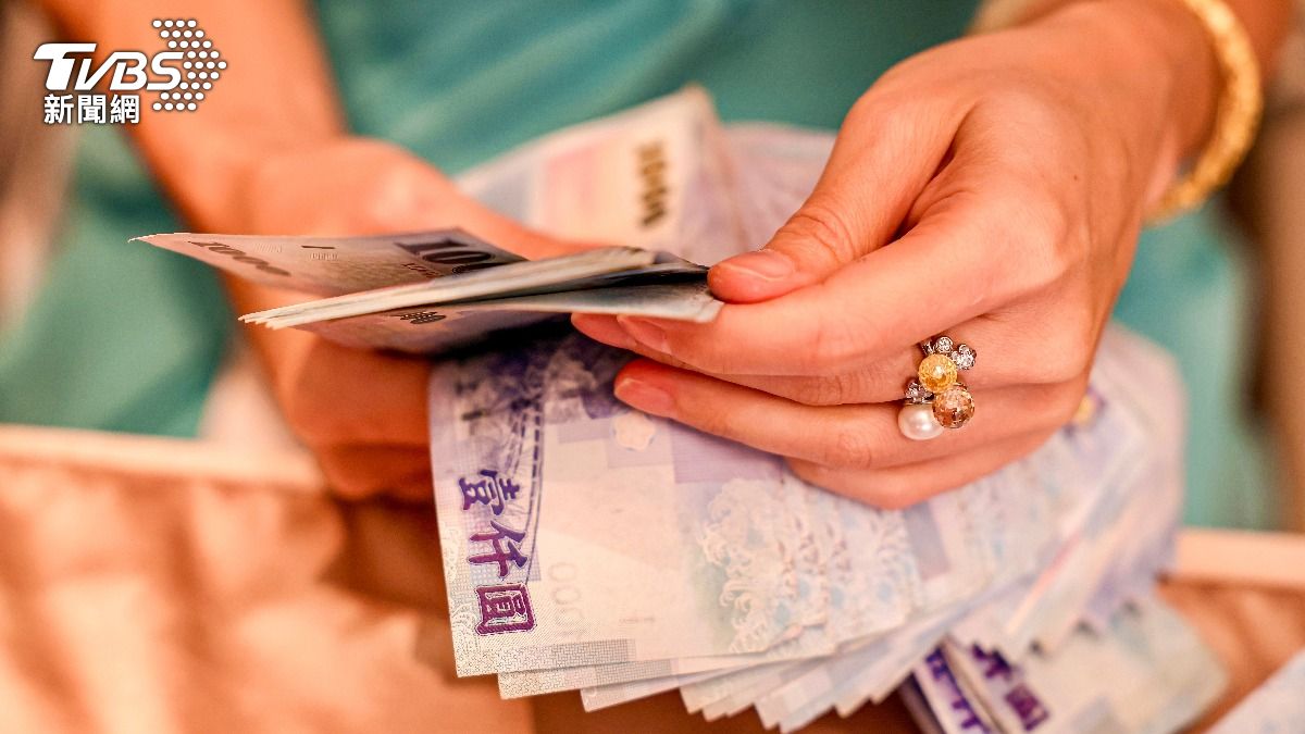 家中有長輩或失能者入住機構，114年度可申請補助，最高可領取12萬元。（示意圖／shutterstock達志影像）