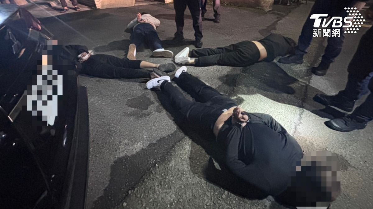 林口警方將車輛成功攔停後，迅速控制車上4人並喝令趴下。（圖／TVBS）
