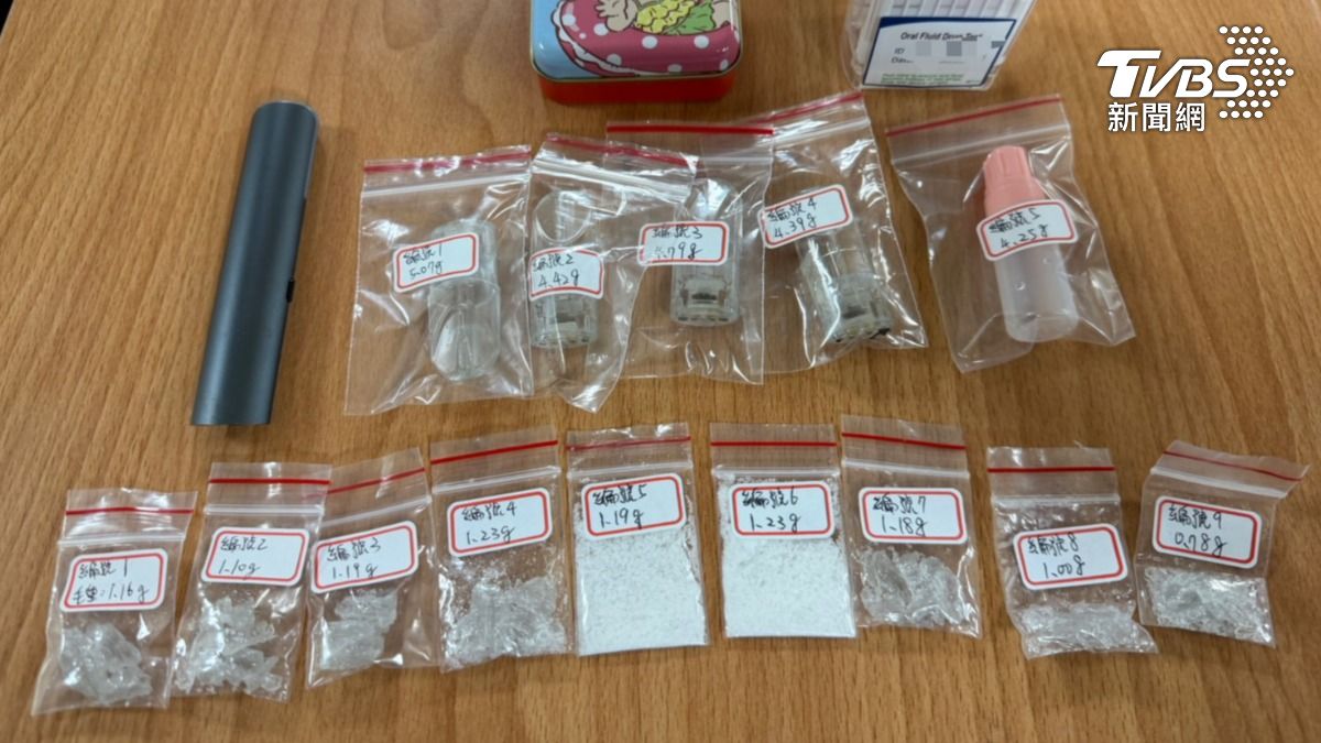 警方現場起獲安非他命7包（總毛重7.64公克）、依托咪酯煙油1瓶及煙彈4個（總毛重22.92公克）。（圖／TVBS）