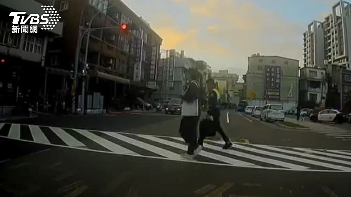闖紅燈撞見警察！騎士尷尬「原地倒退」。（圖／翻攝新竹爆料公社）