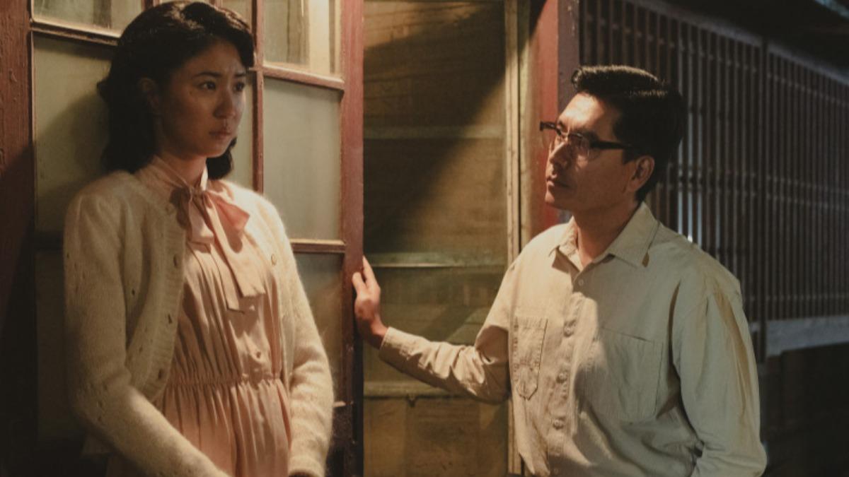 王傳一(右)在電影《大濛》中飾演有家室的處長,和9m88上演情感糾葛。(圖/華文創提供)