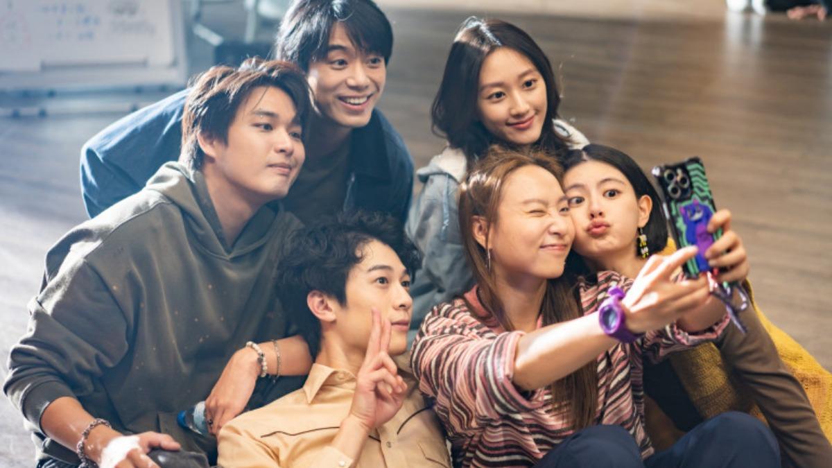 初孟軒(後排左二)原本與安俊朋、顏廷儒(前排左起)、李雪和陳昱廷以及飾演女友的顏瑀晴(後排右)共組劇團,卻被分手。(圖/風暴國際提供)
