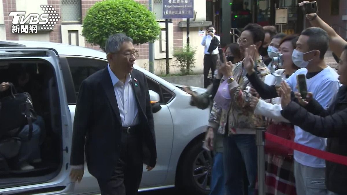 支持們到北院聲援柯文哲。（圖／TVBS）