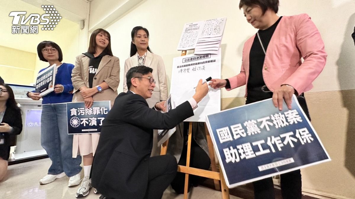 民進黨團幹部簽署連署,聲援助理。(圖/林茜妤攝)