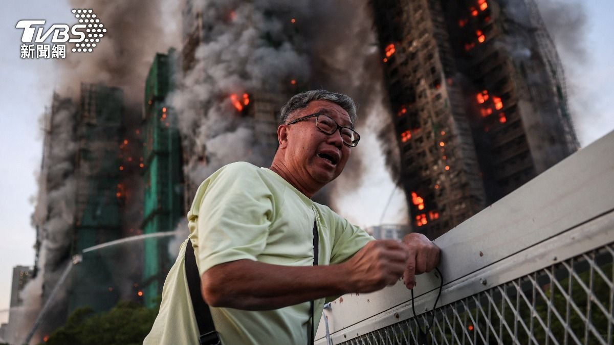 路透社拍攝到71歲黃伯在大樓外崩潰吶喊,他的妻子仍在火場內,最終不幸離世。(圖/達志影像路透社)