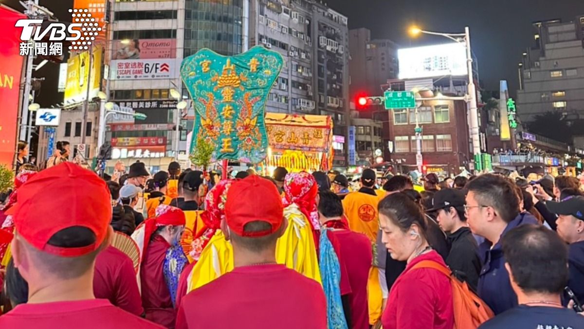 青山宮遶境第二夜！蔣萬安參與「衝轎」儀式　噁男趁亂偷拍外籍女