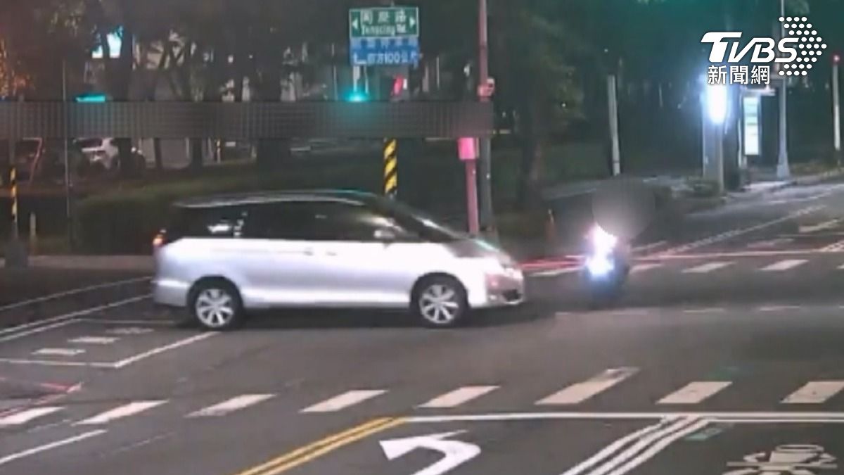 68歲男子開廂型車,闖紅燈撞飛一名女騎士,導致對方滿臉是血緊急送醫(圖/TVBS)