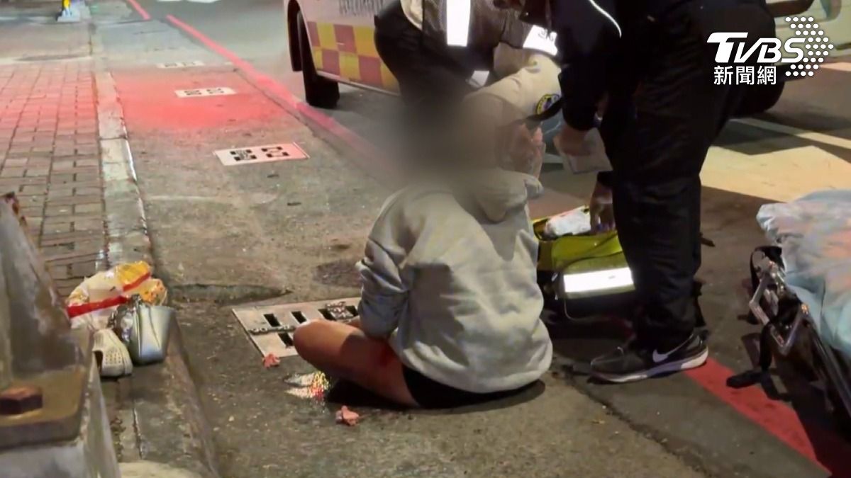 女騎士直接被撞飛,機車瞬間冒出火光,挨撞的女子倒地不起,滿臉鮮血直流,救護人員到場緊急包紮(圖/TVBS)