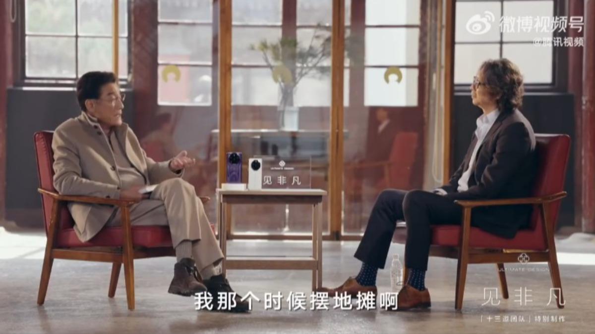 梁家輝(左)經歷事業低潮,擺地攤為生。(圖/翻攝自微博)