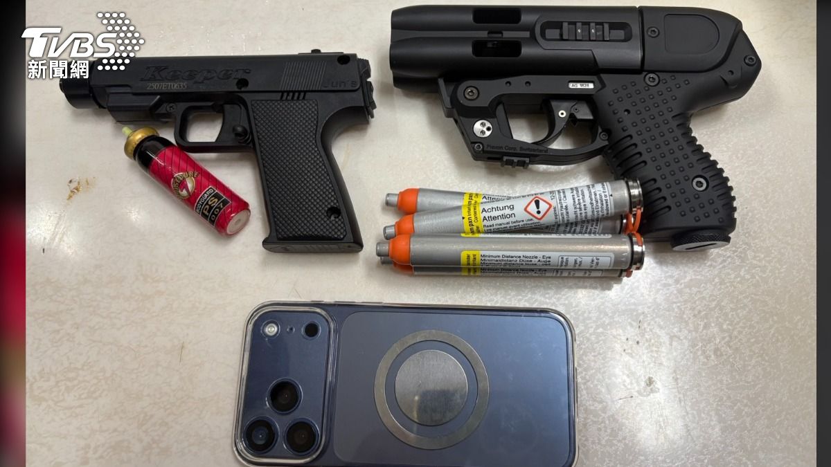 警方持搜索票前往宋志宏的住處及保時捷執行搜索，查獲2把火藥式辣椒槍及手機1隻。（圖／TVBS）