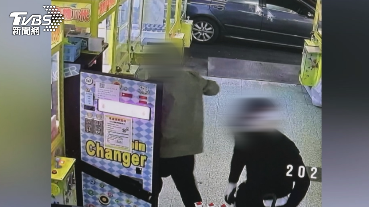以為移開全部的監視器卻拍了下來偷竊全過程,現在店家也懷疑,他們根本是專偷兌幣機的慣犯(圖/TVBS)