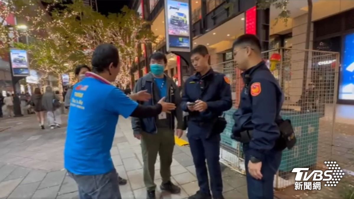 街頭藝人與北市文化局巡查人員起口角,因為後方發電機更換表演點位,遭挨罰。(圖/TVBS)