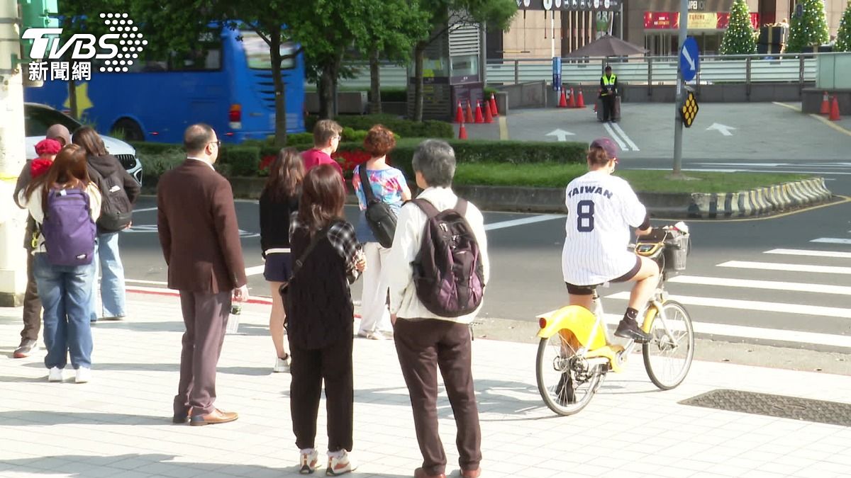 週四雖然太陽露臉，但入夜後水氣會就變多，一直影響到週六。（圖／TVBS）