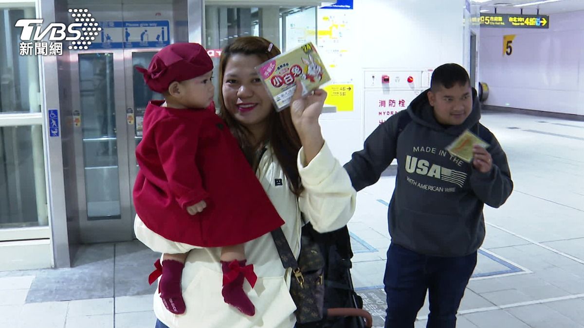 國外旅客對於旅客中心可以免費拿暖暖包，都感到非常新奇。（圖／TVBS）