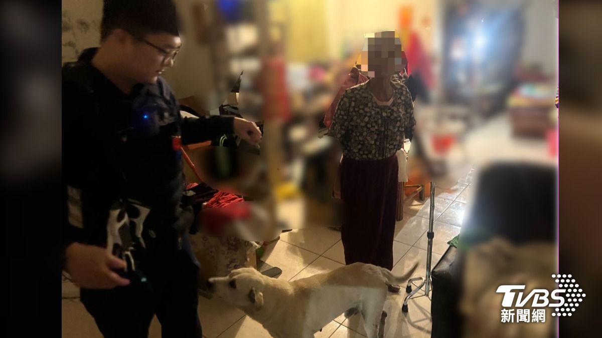 忠犬小白帶領警察叔叔找到阿嬤家。(圖/TVBS)