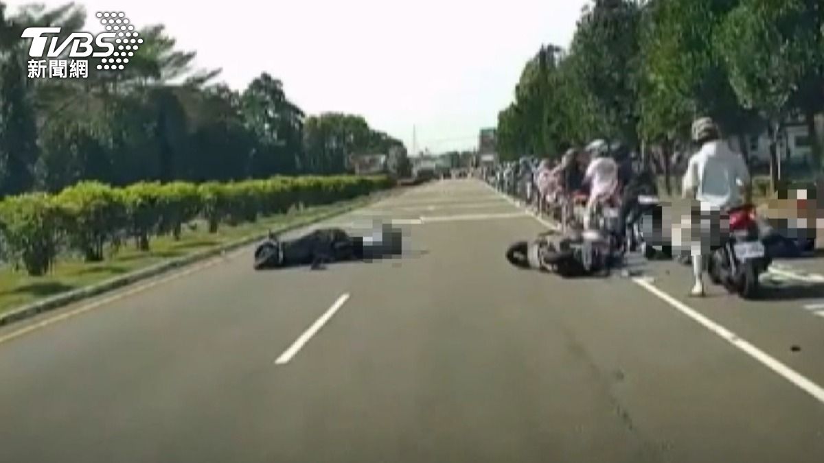 屏東科技大學校內竟出現機車大回堵,一名學生沒注意路況釀3車連撞,原來是校內車道設計汽機車分道,中午校門口湧入大批機車才導致塞車(圖/TVBS)