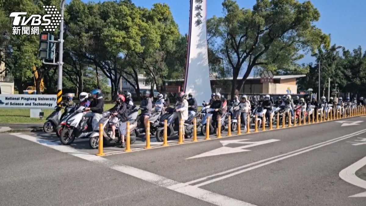 中午學生下課,車流才一瞬間無法疏導,而一開始設計汽機車分道,其實就是能疏導校外交通,現在反而造成校內塞車(圖/TVBS)