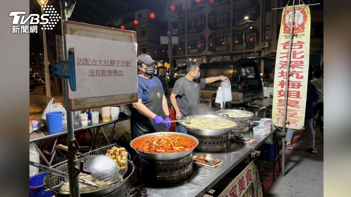 高雄大社最近出現罕見的全素夜市，平常常見的章魚小丸子沒有章魚、鴨血臭豆腐也沒賣鴨血了（圖／TVBS）