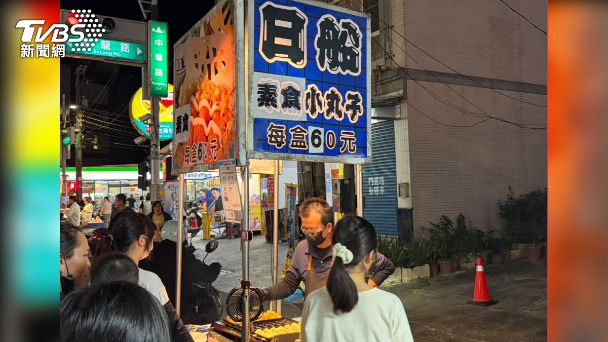 章魚小丸子沒有章魚、鴨血臭豆腐也沒賣鴨血了，原來是為了配合當地宮廟建醮祈福，全村吃素11天（圖／TVBS）
