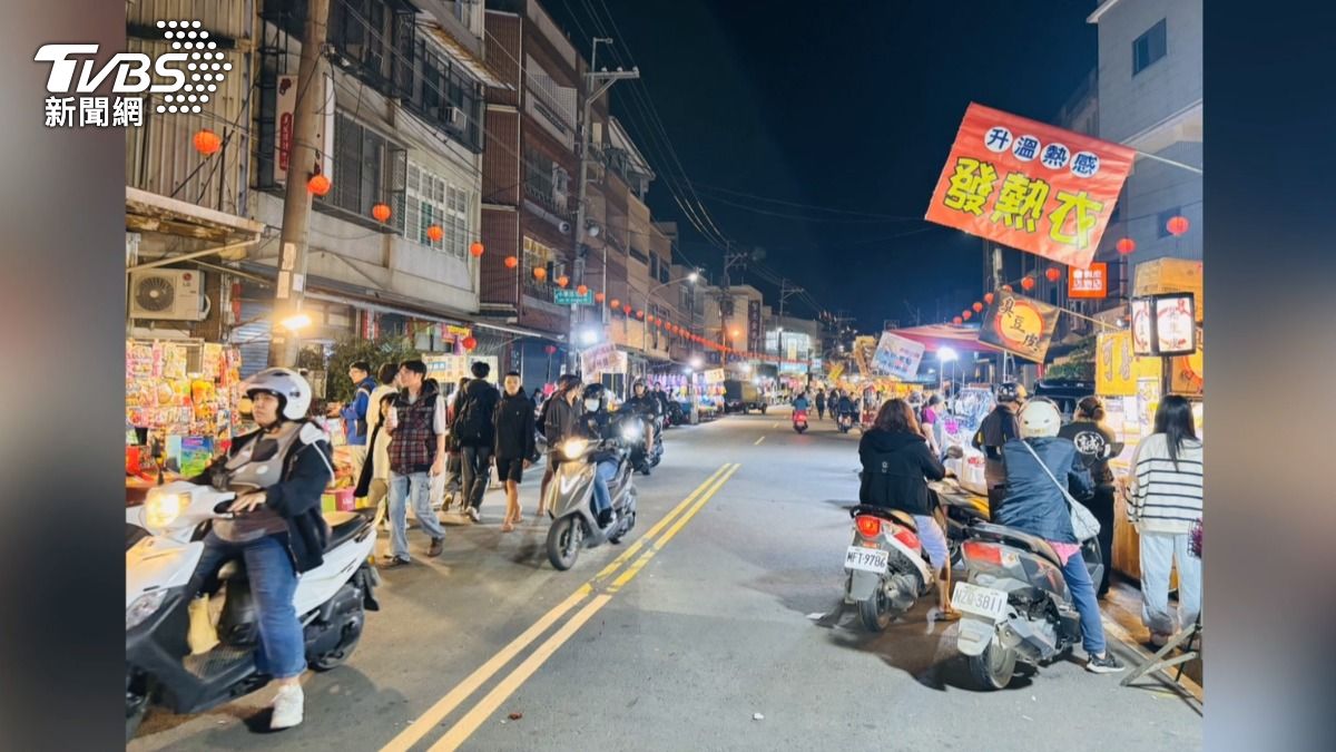 廟方邀大社周邊五個里一起共襄盛舉，配合茹素禁葷食，但店家配合度頗高，不僅出現全素夜市，市場、小吃攤能配合（圖／TVBS）