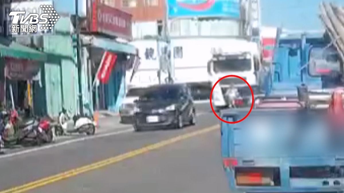 89歲老翁騎車硬闖砂石車前方！「視線死角」釀悲劇，腳被壓住動彈不得。(圖／TVBS)