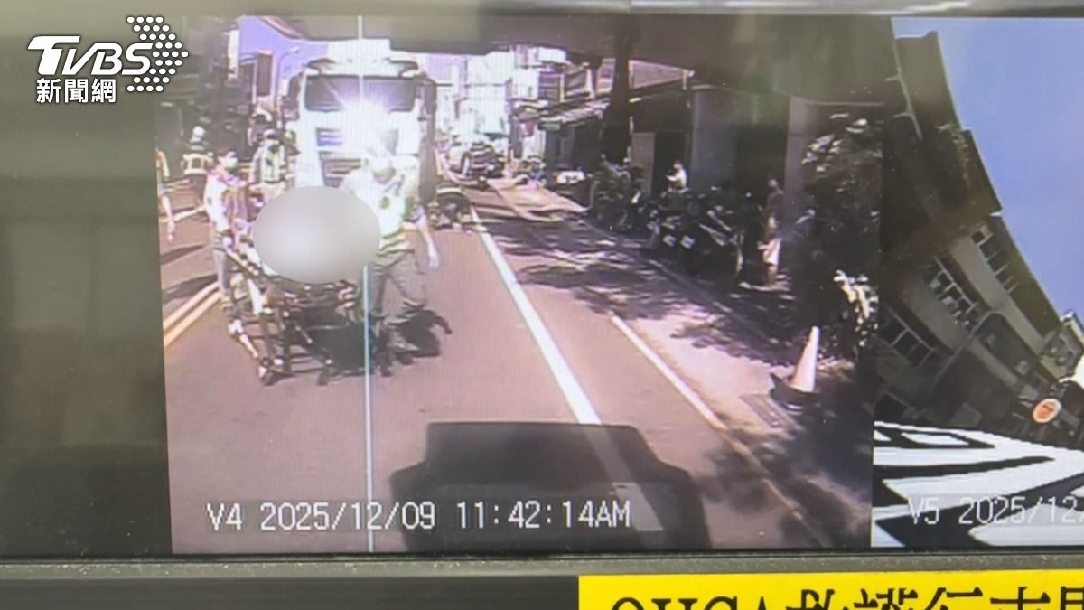 ８９歲翁未兩段左轉，遭砂石車撞骨折。(圖／TVBS)